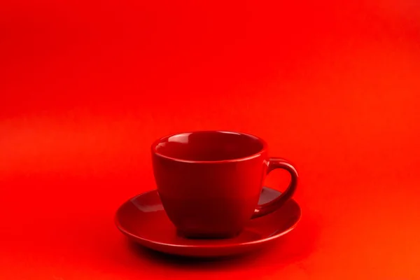 Egy Piros Bögre Egy Csészealj Piros Alapon — Stock Fotó