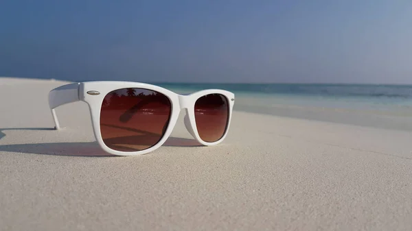 Gli Occhiali Sole Bianchi Una Spiaggia Tropicale Alle Maldive — Foto Stock