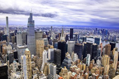 New York şehrinin gökyüzünün altındaki Empire State Binası 'ndan gökyüzü görüntüsü.