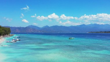 Asya 'da mavi gökyüzünün altında teknelerin olduğu güzel bir deniz manzarası