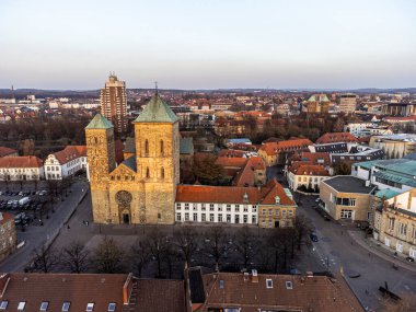 Osnabruck, Almanya 'daki Aziz Peter Katedrali' nin havadan görünüşü.
