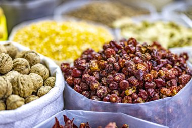 Kurutulmuş biber ve ceviz yakın çekim sokak pazarında satılıyor.