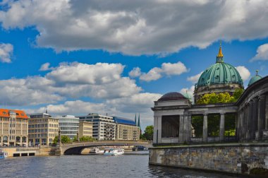 Berlin, Almanya 'da River Spree' de bir dizi tarihi bina..