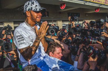 Ünlü Formula 1 pilotu Lewis Hamilton, Austin, Teksas 'taki Birleşik Devletler Grand Prix' sinde gülümsedi.