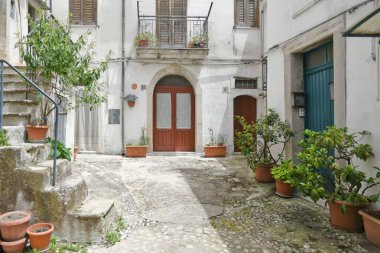 İtalya, Candela caddesinde ortaçağ taş binaları arasında dar bir kaldırım taşı geçidi.