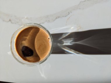 Hilal ışığı gibi görünen köpüklü espresso bardağı kırıyor.