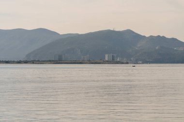 Portekiz, Setubal 'deki Troia yarımadasının ve okyanusun uzak bir manzarası