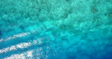 Tropikal bir gölün güzel bir görüntüsü.