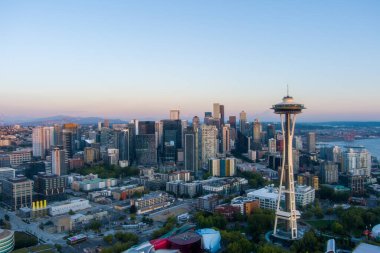 Gün batımında Seattle, Washington şehir merkezinin hava manzarası.