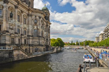 Berlin, Almanya 'da River Spree' deki tarihi binalar.