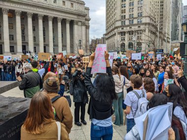 Öğrenci grupları iklim adaleti talebi için New York 'taki Foley Meydanı' nda toplandı.