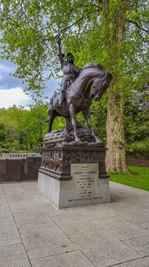 Parktaki bir savaş lordunun dikey görüntüsü..