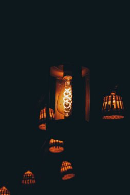 Karanlıkta parlayan bir ampulün dikey yakın çekimi