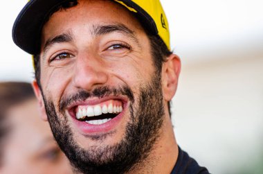 Ünlü Formula 1 pilotu Daniel Ricciardo, Austin, Teksas 'taki Birleşik Devletler Grand Prix' sinde gülümsedi.