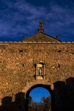 İspanya 'nın Toledo kentindeki Puerta de Bisagra Nueva şehir kapısının dikey yakın çekimi