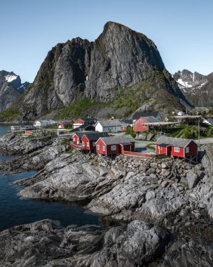Norveç 'te Lofoten Adası' nın güzel bir manzarası var. Gökyüzüne karşı kırsal kulübeler.
