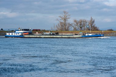 Oppenheim yakınlarındaki Ren Nehri 'ndeki kargo gemilerinin güzel bir görüntüsü.