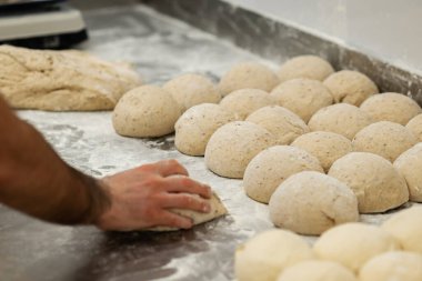 Hamur hazırlayan bir adamın seçici odağı