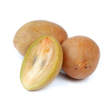 Beyaz arka planda izole edilmiş bir Sapodilla meyvesi