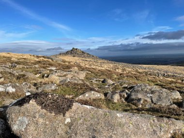 Mavi gökyüzü ile Belstone Tor manzaralı, Dartmoor Ulusal Parkı, Okehampton, Devon