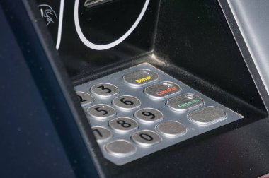 ATM makinesindeki gri bir tuş takımının yakın çekim görüntüsü.