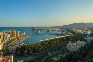 İspanya 'nın bir şehir ve belediyesi olan Malaga' da deniz ve modern mimari manzarası