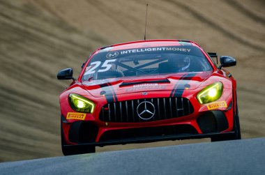 İngiliz GT Şampiyonası 'ndaki yarış sırasında Mercedes-AMG GT3 kırmızı bir arabanın düşük açılı çekimi.,