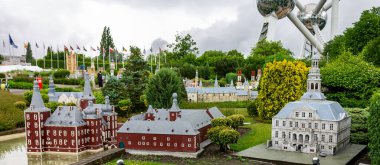 Mini-Avrupa 'daki Hoensbroek Kalesi Brüksel, Belçika' daki tarihi Avrupa binaları parkı