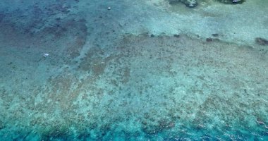 Asya 'daki okyanusun masmavi sularının kuş bakışı görüntüsü.