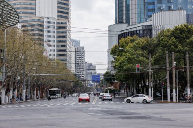 Shanghai şehir merkezinde trafik açık ve Covid-19 yüzünden sokaklarda çok az insan var.