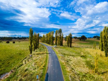 Wellington Vale, Avustralya 'da kırsal bir alanda asfalt bir yolun hava görüntüsü.