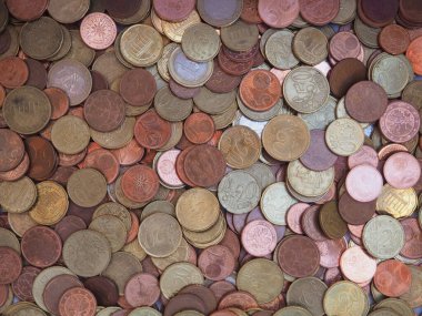 Tüm Euro ve Cent paraları yere serilmişti.