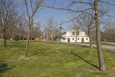 İstanbul 'un Kagithane ilçesinde sınır kapısı bulunan parkta beyaz bir bina