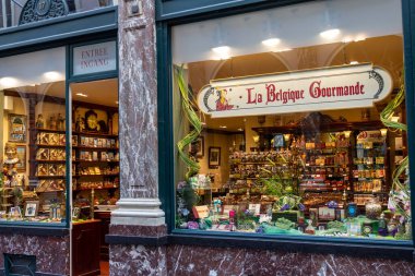 Brüksel, Belçika, Avrupa 'daki Royales Saint Hubert' te bir hediyelik eşya dükkanı.