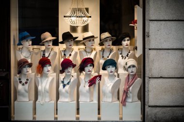 Bavyera, Almanya, 12 Mart 2022: Passau 'daki eski bir şapka dükkanının güzel bir dış görünüşü