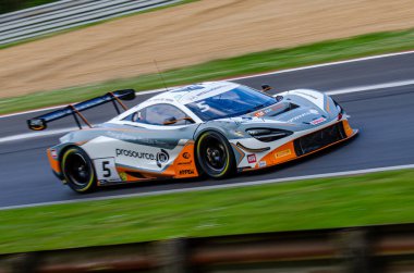 İngiliz GT Şampiyonası 'ndaki yarış sırasında McLaren 720S beyaz bir arabanın uzun pozlu çekimi.,