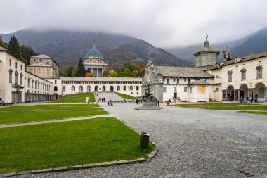 Oropa tapınağından bir manzara. İtalya 'nın Piedmont bölgesinde ünlü bir hac ve turizm merkezi.