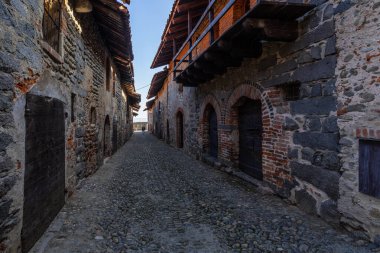 Antik ortaçağ evleri Ricetto di Candelo, Piedmont, İtalya 'da bir ara sokak boyunca dizilmiş.
