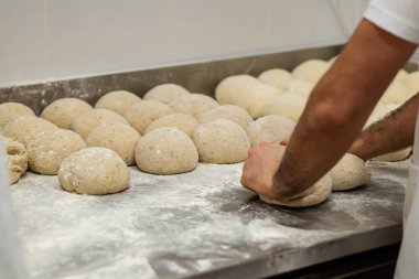 Hamur hazırlayan bir adamın seçici odağı