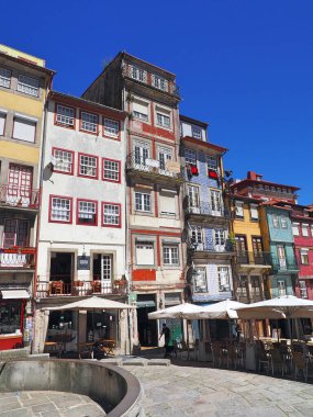 Porto 'nun renkli geleneksel evleri olan bir restoranın terasının alçak açılı görüntüsü.