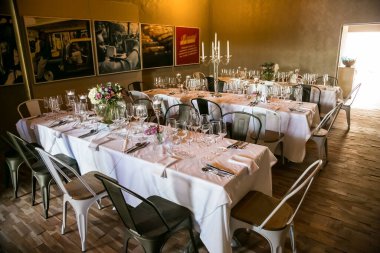 Duvarında resimler olan klasik temalı bir restoranın içi.