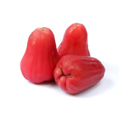 Beyaz arka planda izole edilmiş olgun su guava meyvelerinin yakın plan çekimi.