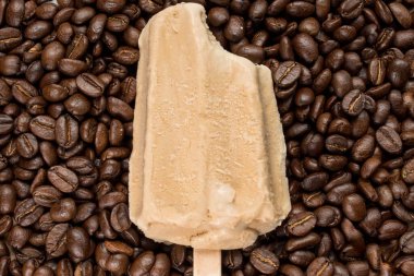 Kahve çekirdekleri üzerindeki dondurmaya yakın çekim.