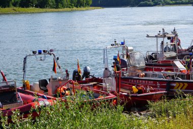 Güvenlik Günü Gönüllü İtfaiye Tugayı tekneleri çimlerin yanındaki nehre yanaştı.
