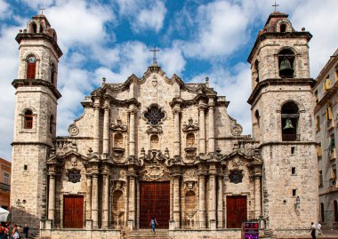 Havana Katedrali Eski Havana 'da mavi gökyüzünün altında