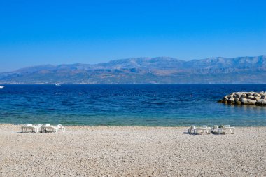 Hırvatistan 'ın Adriyatik denizindeki adası Brac kıyısında mavi deniz ve kayaların manzarası.