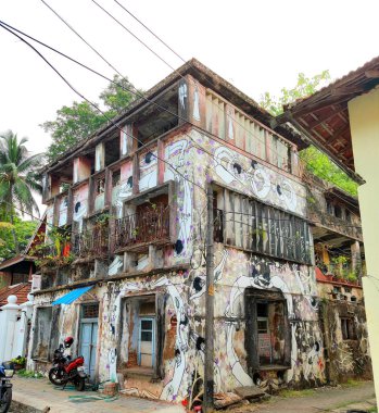 Ernakulam, Hindistan 'da eski bir bina duvarının alçak açılı bir görüntüsü.
