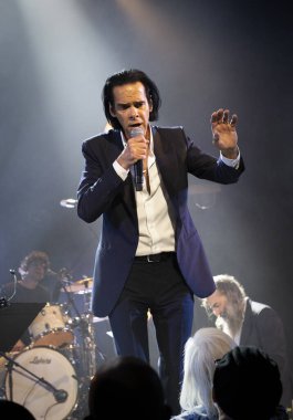 Nick Cave ve Warren Ellis 'in Oakland, California, ABD' deki Paramount tiyatrosunda sahnelenen dikey çekimi.