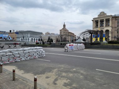 Rus saldırıları sırasında Kyiv 'deki barikatlar ve güvenlik kontrol noktaları. Kyiv, Ukrayna.