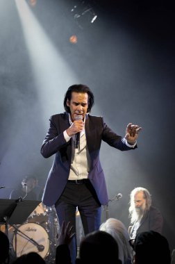 Bir şarkıcı Nick Cave ve Warren Ellis Oakland 'daki Paramount tiyatrosunda yaşıyor.